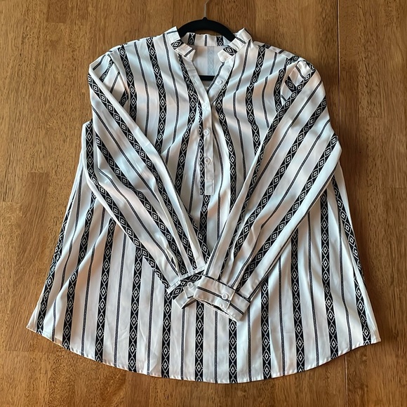 Lightweight Blouse - Picture 2 of 5